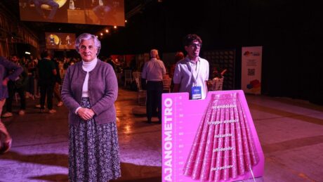 Vincenzo De Luca e Matteo Renzi sul palco della Leopolda 2026