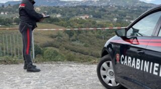 Auto sfonda la ringhiera e precipita nel vuoto: cinque ragazzi feriti nell'avellinese