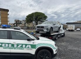 SUV rubato in Svezia viaggiava con targa e documenti falsi: ritrovato tra Volla e Ponticelli
