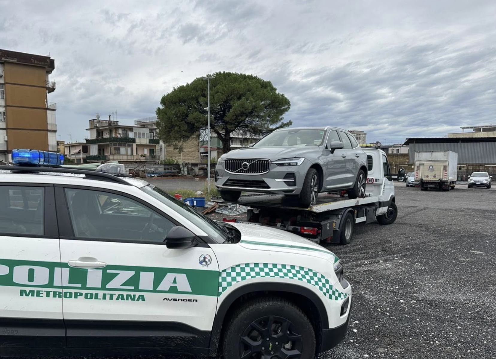 SUV rubato in Svezia viaggiava con targa e documenti falsi: ritrovato tra Volla e Ponticelli