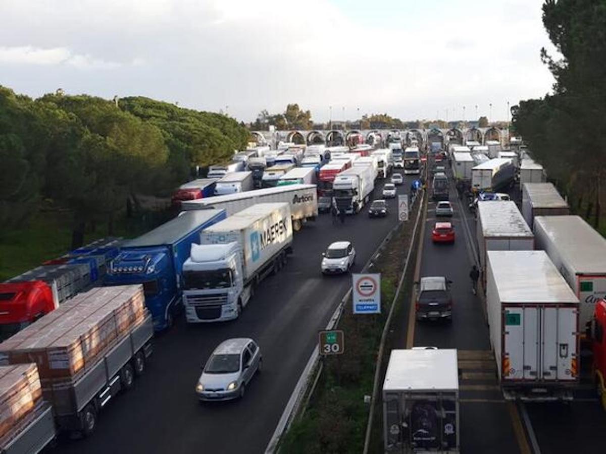 campania la protesta dei trasportatori continua nuovi blocchi all8217alba del 21 ottobre da Teleclubitalia.it campania la protesta dei trasportatori continua nuovi blocchi all8217alba del 21 ottobre