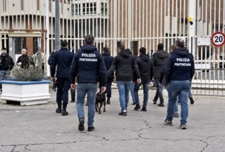 Camorra, cellulari dal carcere per gestire droga e affari: blitz contro sette clan