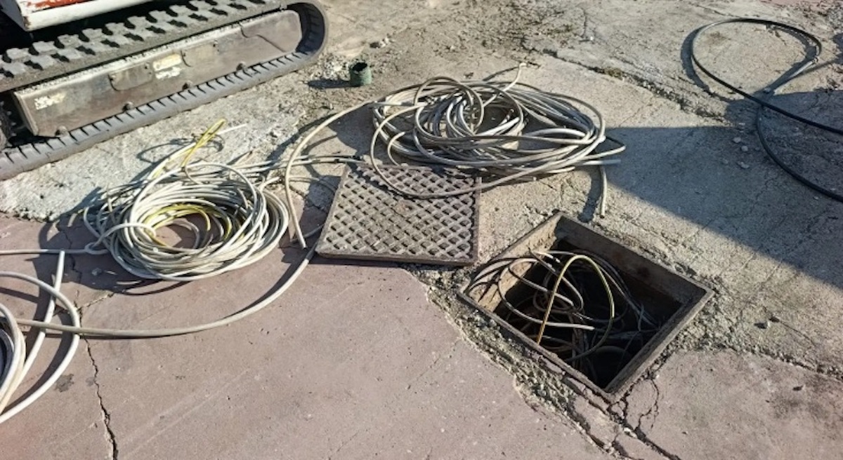 mugnano strade al buio dopo il taglio dei cavi elettrici il sindaco sospettiamo tentativo di furto da Teleclubitalia.it mugnano strade al buio dopo il taglio dei cavi elettrici il sindaco sospettiamo tentativo di furto