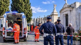 Pomigliano, tragedia al cimitero: uomo di 57 anni muore dopo caduta nel vuoto