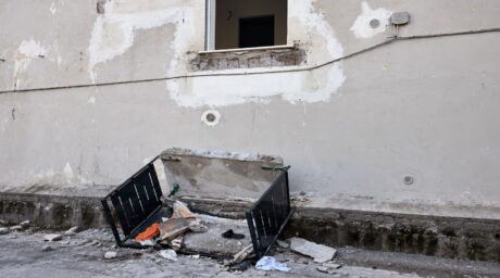 Santa Maria la Carità, crolla balcone di una casa in ristrutturazione: quattro feriti, gravi due fidanzati