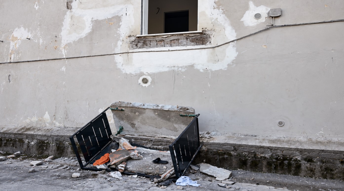 Santa Maria la Carità, crolla balcone di una casa in ristrutturazione: quattro feriti, gravi due fidanzati