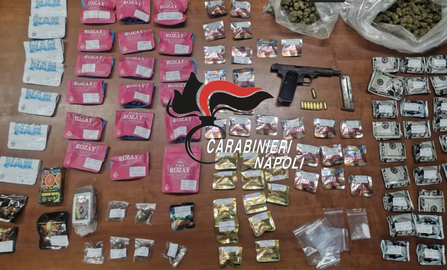 Acerra, lo spaccio diventa un brand: marijuana ‘Rozay’ in bustine rosa come un prodotto di lusso
