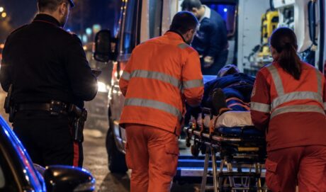 Giugliano, lite furiosa dopo un incidente stradale: 37enne colpito all’addome