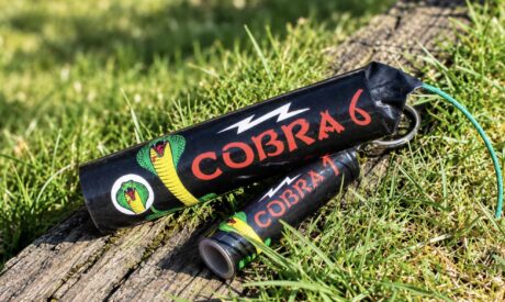 Ischia, un "Cobra" esplode nella mano di un 14enne: festa di compleanno finisce nel dramma