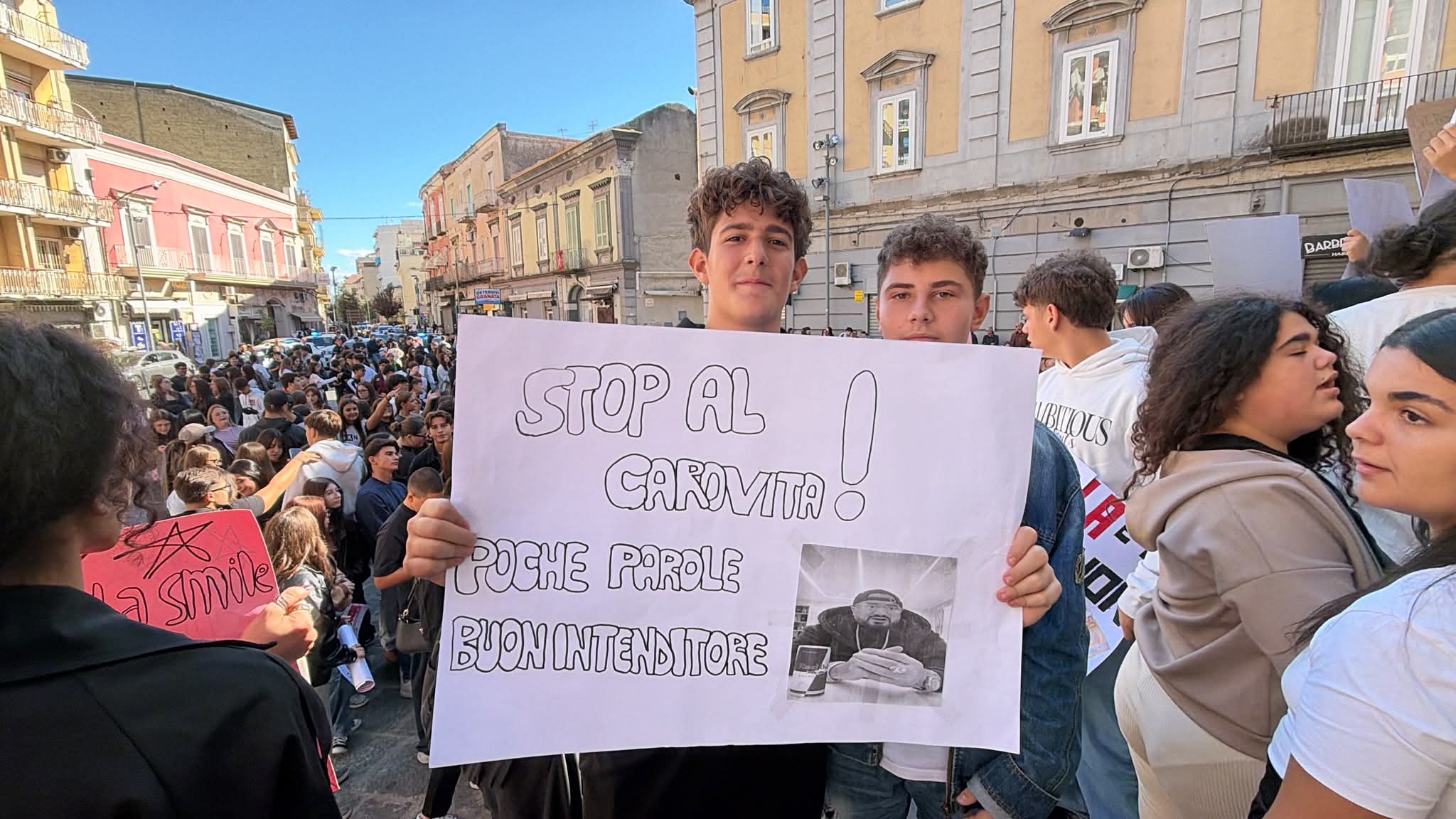 giugliano gli studenti scendono in piazza contro il carovita la scuola 232 un diritto non un lusso da Teleclubitalia.it giugliano gli studenti scendono in piazza contro il carovita la scuola 232 un diritto non un lusso