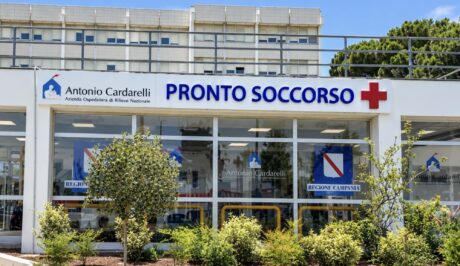 Napoli, 76enne investito da uno scooter: muore in ospedale