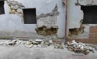Napoli, crepe nei muri portanti: palazzina evacuata, 11 famiglie in strada