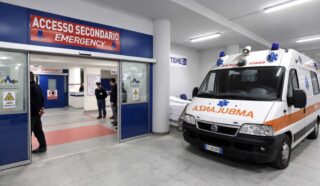 Pomigliano, operaio precipita da tre metri in un'officina: 41enne ricoverato in codice rosso