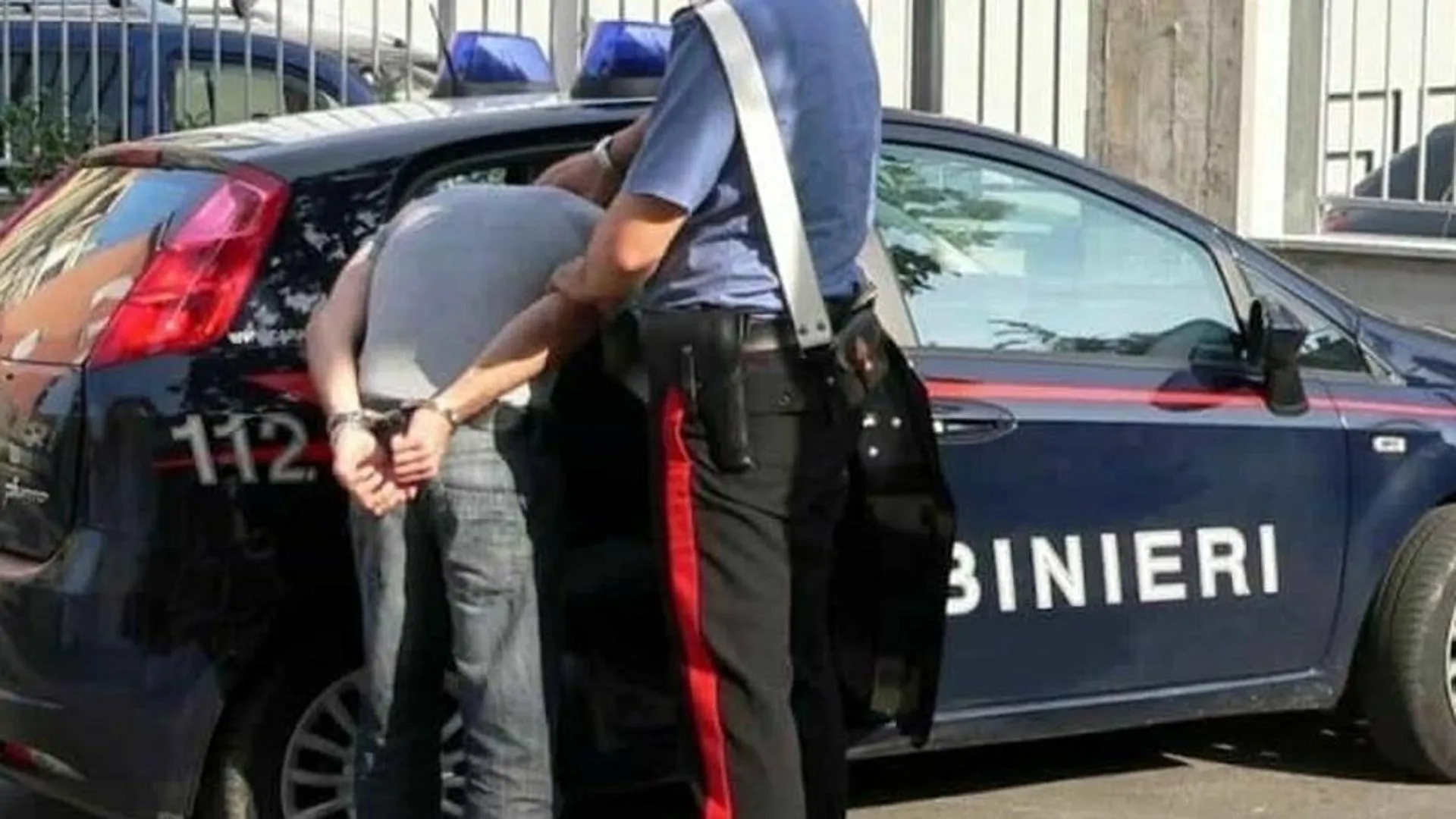 pozzuoli 16enne arrestato per droga lancia hashish in giardino all8217arrivo dei carabinieri da Teleclubitalia.it pozzuoli 16enne arrestato per droga lancia hashish in giardino all8217arrivo dei carabinieri