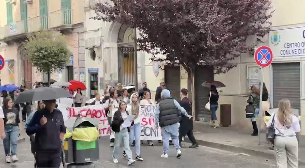 caro vita e caro carburanti esplode la protesta degli studenti cortei e striscioni nell8217area nord di napoli da Teleclubitalia.it caro vita e caro carburanti esplode la protesta degli studenti cortei e striscioni nell8217area nord di napoli