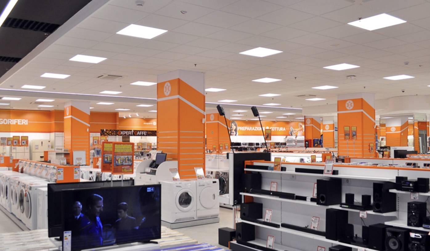 Torre del Greco, rapina al centro commerciale: banditi assaltano Expert e portano via smartphone e tablet