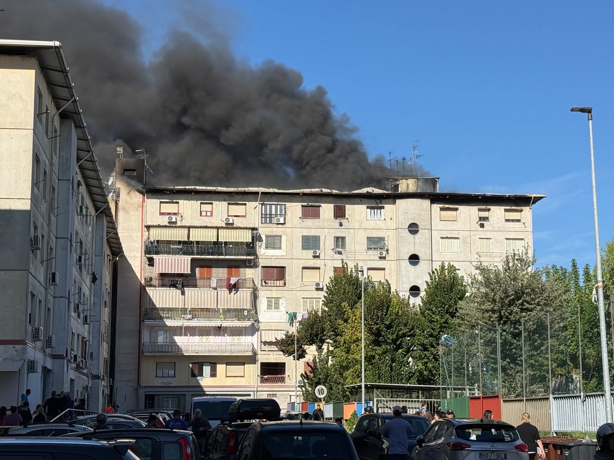melito palazzo in fiamme nel rione 219 scuola evacuata da Teleclubitalia.it melito palazzo in fiamme nel rione 219 scuola evacuata