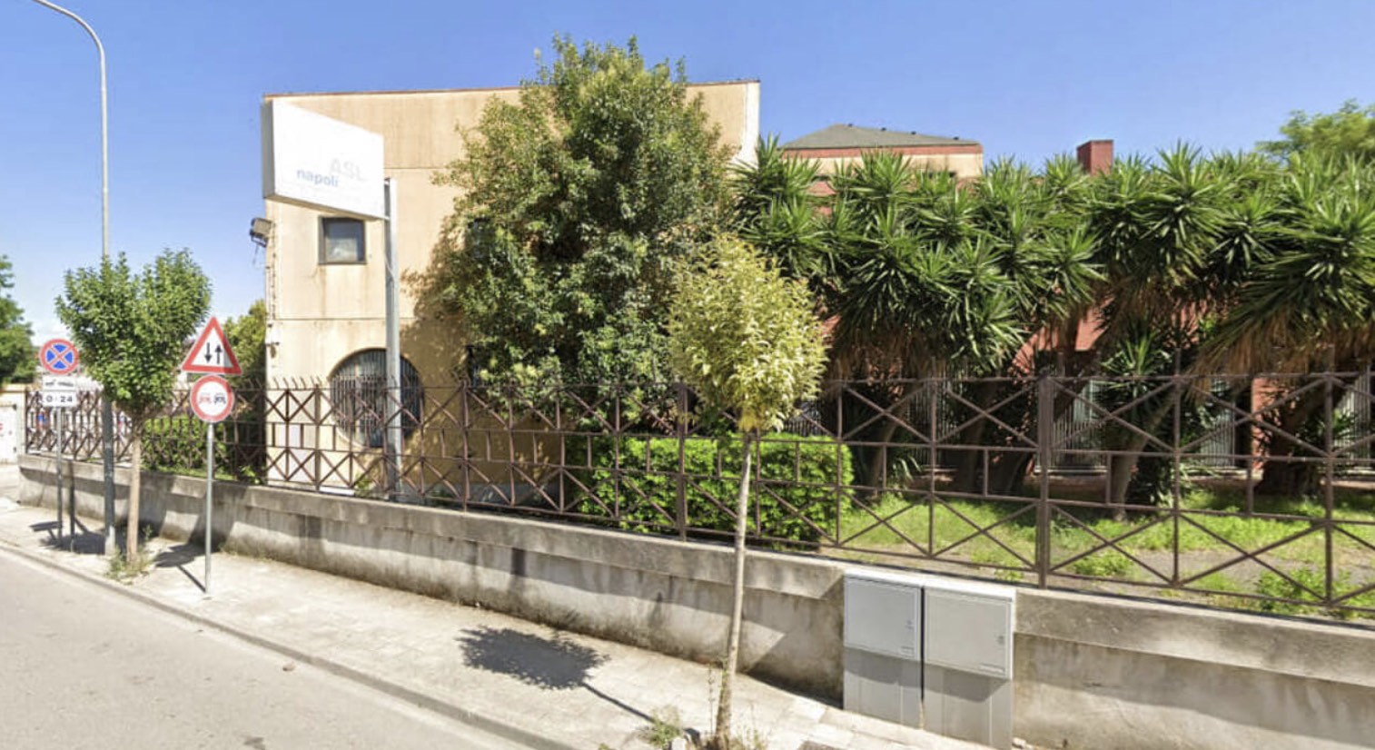 Acerra, positivi ai test antidroga e a rischio di perdere la figlia: sparano contro il Serd