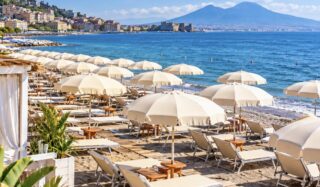 Stabilimenti balneari in Campania, nuove regole: meno burocrazia, più servizi e apertura tutto l’anno