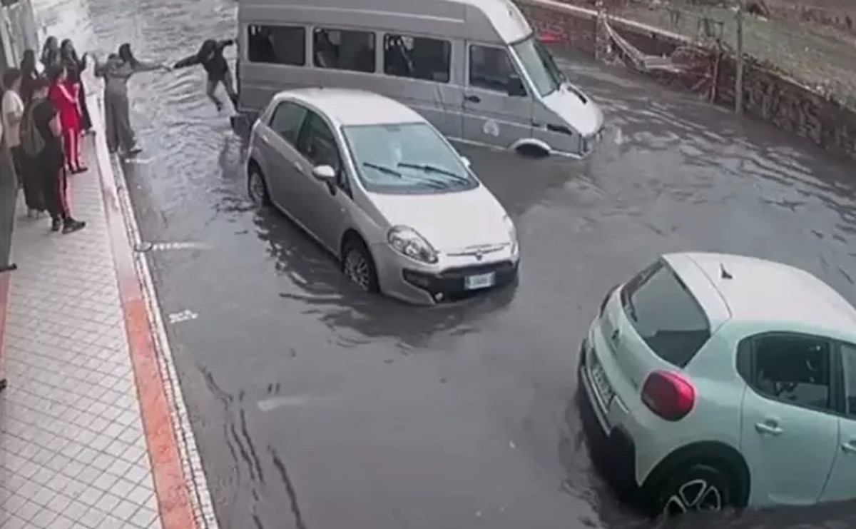 nubifragio a giugliano pulmino bloccato nell8217acqua studenti escono dal finestrino da Teleclubitalia.it nubifragio a giugliano pulmino bloccato nell8217acqua studenti escono dal finestrino